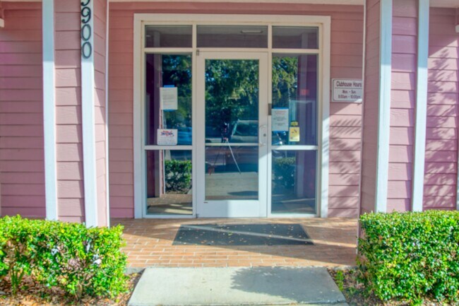 Building Photo - Spacious townhome in Kensington North