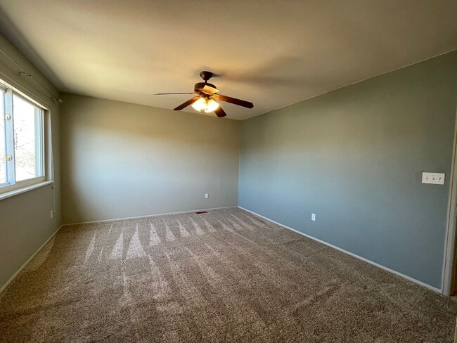 Building Photo - $0 DEPOSIT OPTION. 4BED/2.5BATH IN AURORA'...