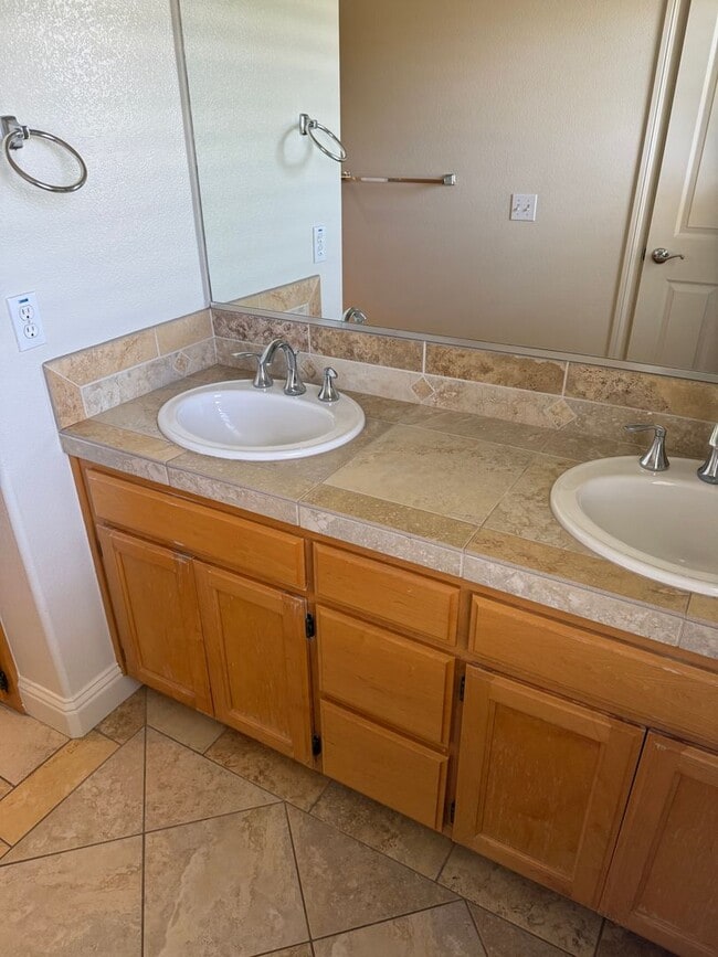 Building Photo - Well maintained 3 bedroom, 2.5 bath condo close to Windsor Town Green