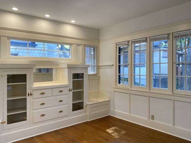 Building Photo - 686 S Grand Ave