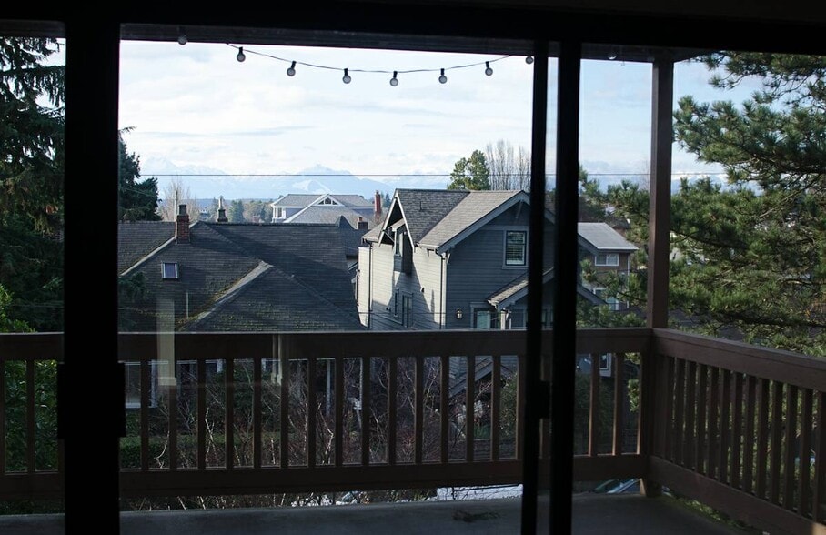 Building Photo - 1506 10th Avenue West