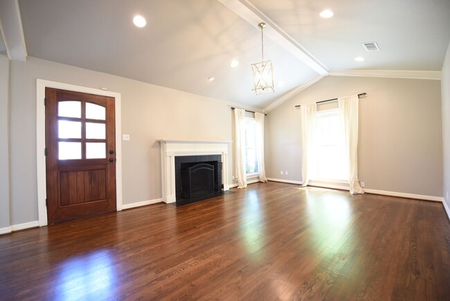 Building Photo - Walk to Inwood Village! Charming 3 bed 3 b...