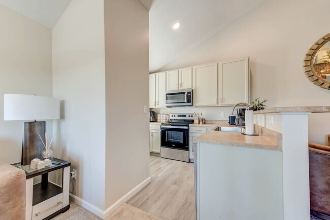 Building Photo - Tastefully updated 2-bedroom, 2-bath condo