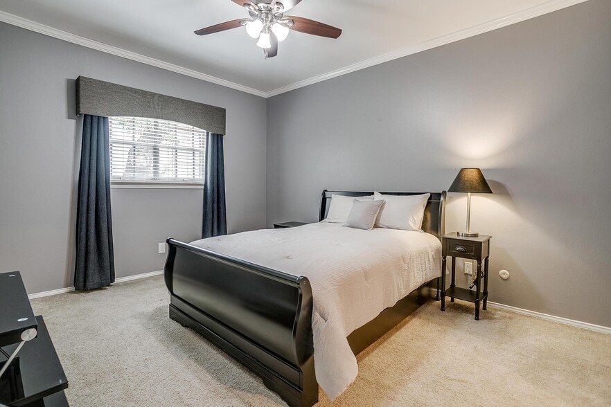 Building Photo - 4312 Bellaire Dr S