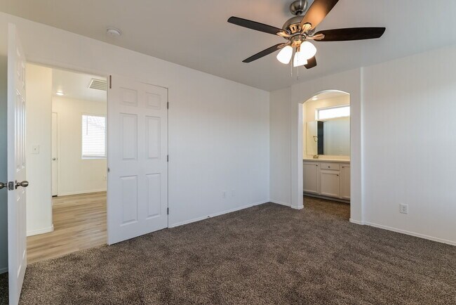 Building Photo - 978 Medina De Leon Ave