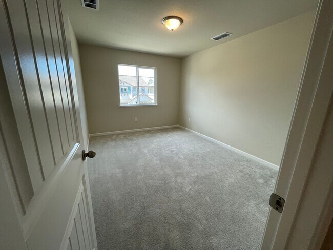 Building Photo - Newer Florsheim Home