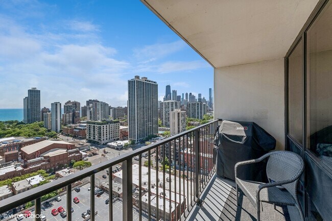 Building Photo - 1636 N Wells St