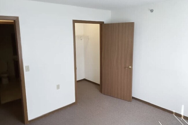 Building Photo - 2700 Marfitt Rd