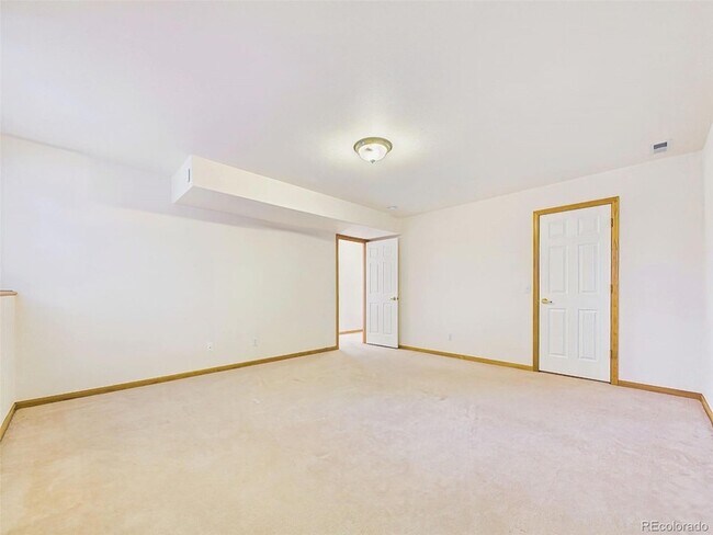 Building Photo - 1185 S Park Dr