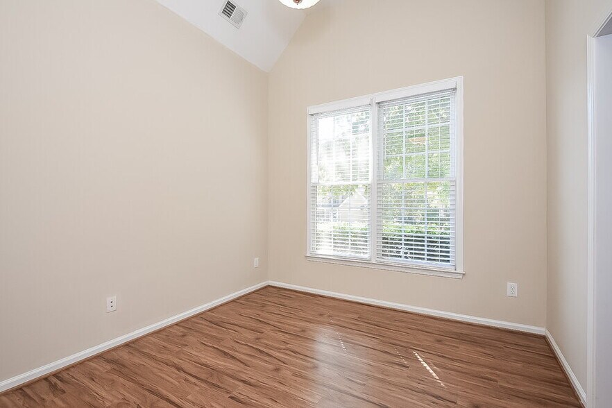 Building Photo - 207 Wildwood Way