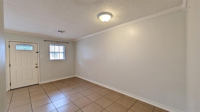 Building Photo - 44 W Tri Oaks Ln