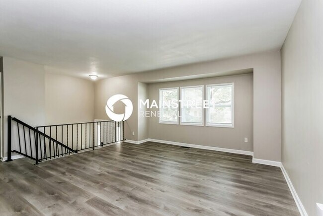 Building Photo - 3 Bedroom Pet-Friendly Home in Columbus, OH with Main Street Renewal