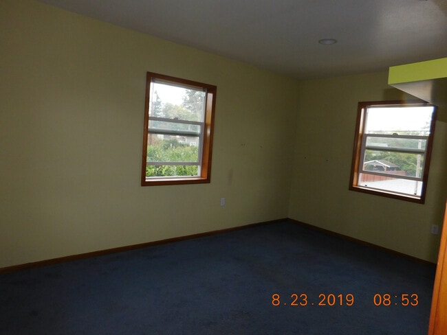 Building Photo - Large Single Family Home