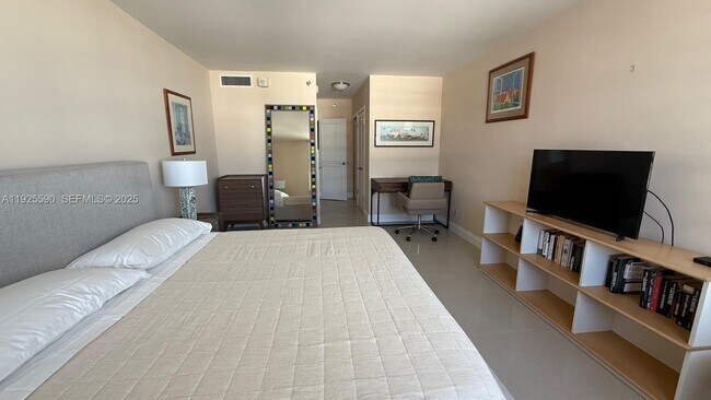 Building Photo - 100 Lincoln Rd