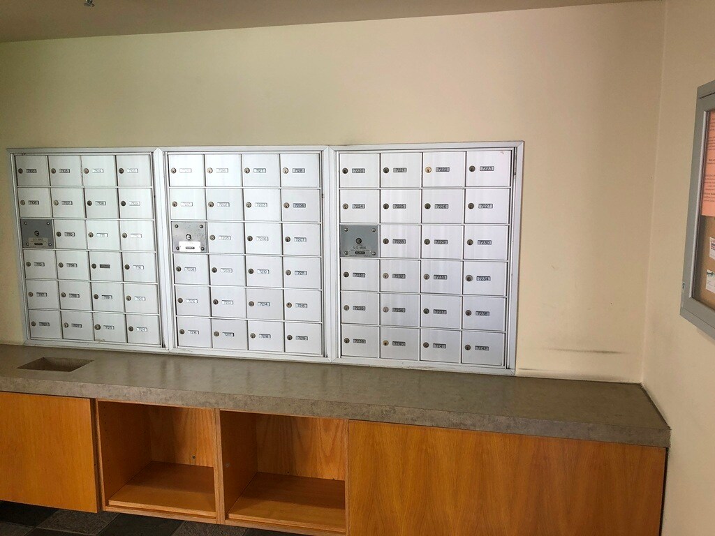 Building Photo - 8889 Caminito Plaza Centro