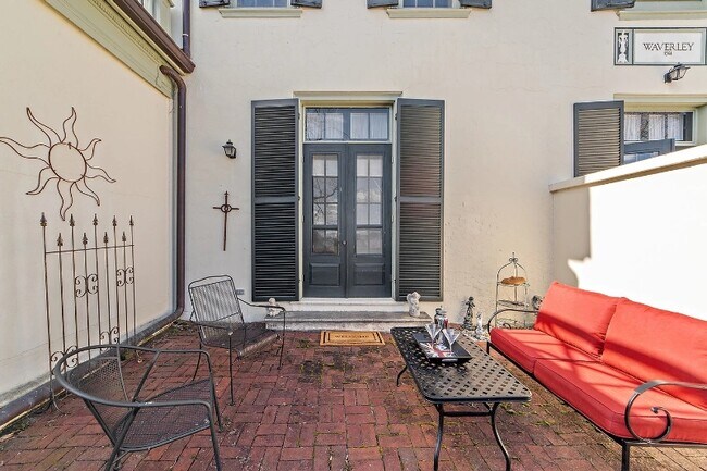 Building Photo - 2 Waverley Green