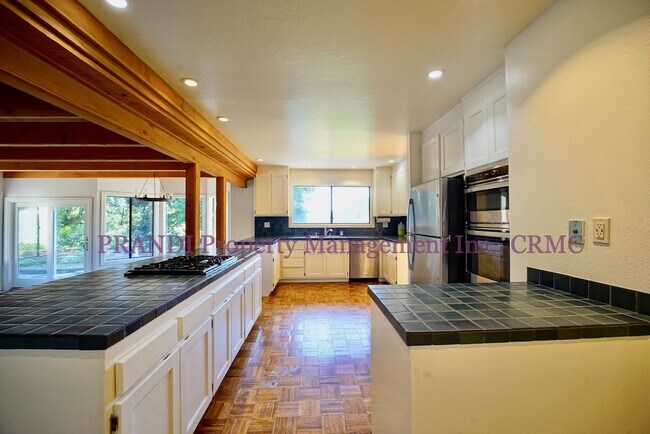 Building Photo - Spacious Glenwood Oasis with Acre of Land!