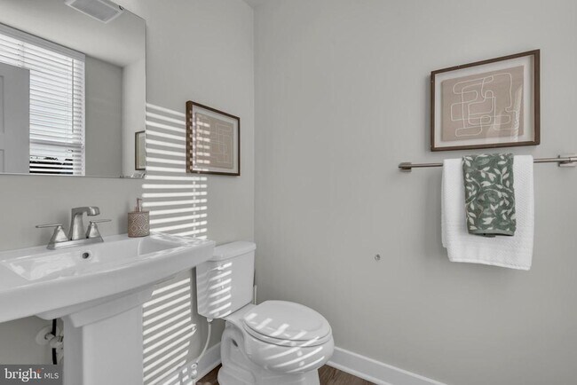 Building Photo - 14910 Townshend Ter Ave