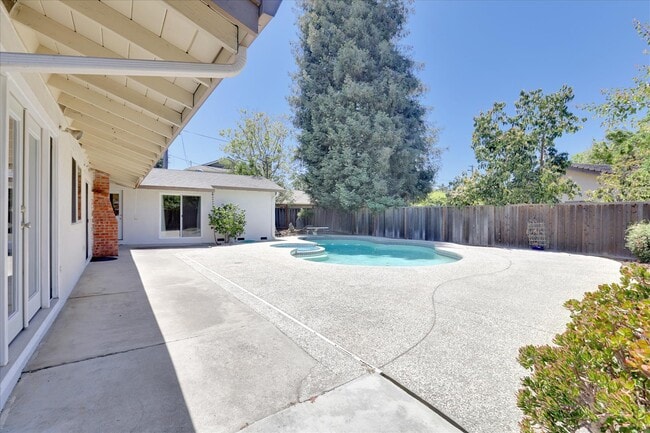 Building Photo - 2720 Diericx Dr