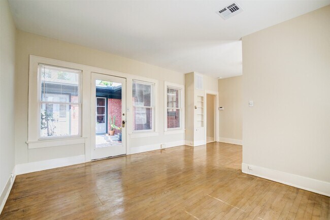 Building Photo - 1001 Bomar St