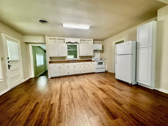 Building Photo - 3/1 with Spacious Yard