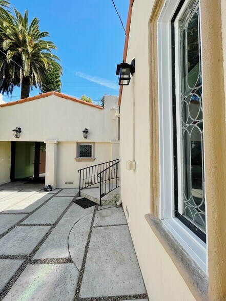 Building Photo - 728 Westbourne Dr