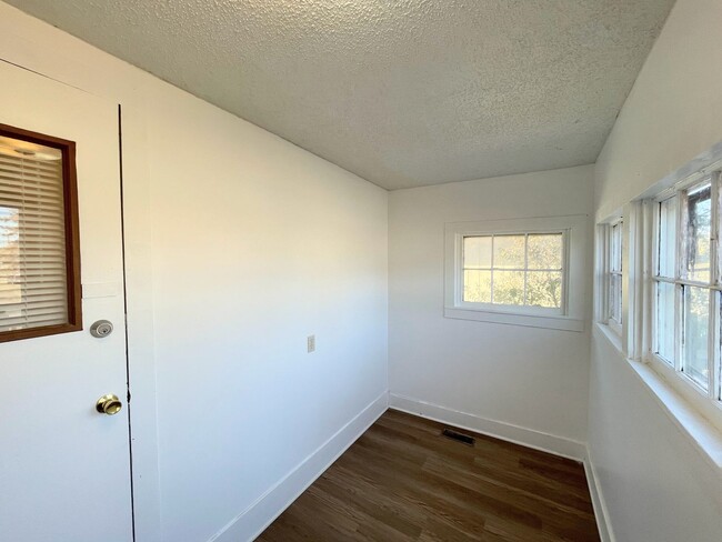 Building Photo - 3 Bedroom 1 Bathroom House