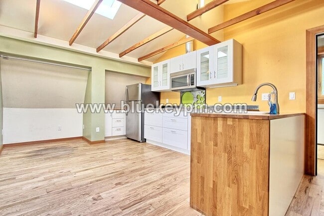 Building Photo - Studio With Huge Bonus Room Available Octo...