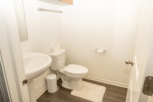 Building Photo - 2204 Venture Dr