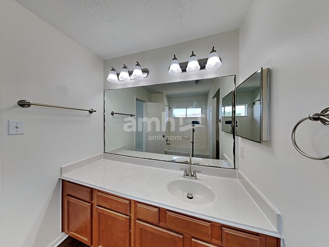 Building Photo - 4407 Crossvine Ave