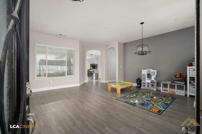 Building Photo - Luxury Living in Windermere Seven Oaks: Modern 5 Bed, 3 Bath Home with Pool, Solar, and Gated Nei...