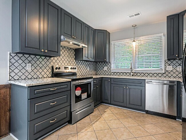 Building Photo - Cute as a button ranch home!