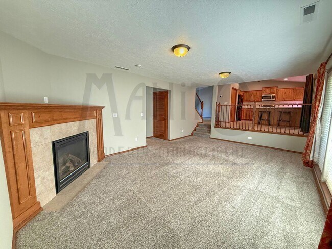 Building Photo - Spacious Eagle Ridge Home