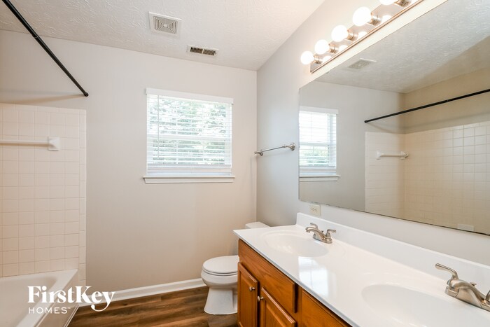 Building Photo - 2302 Willowview Dr