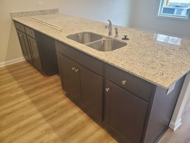 Building Photo - Great Townhome!