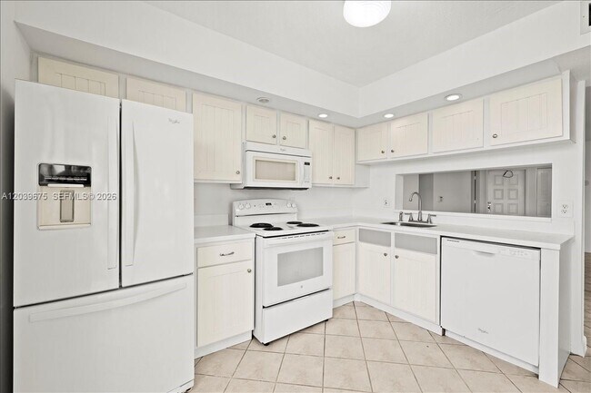 Building Photo - 999 Hamilton Dr