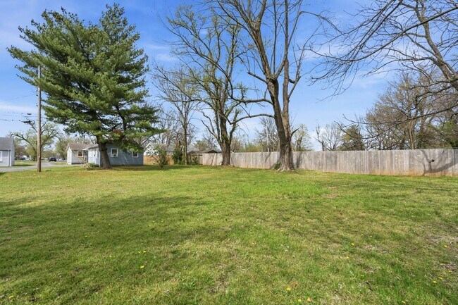 Building Photo - 1 Bedroom | 1 Bathroom | House with Carport | Located on a Quiet Street| Lawn Care and Trash Incl...