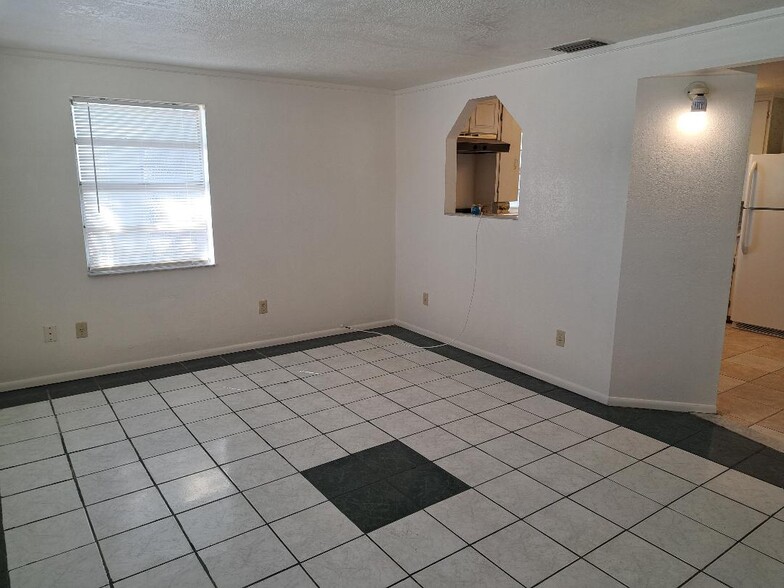 Entrance, living room - 1314 Sunset Point Rd