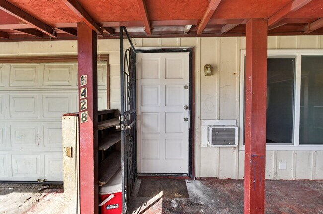 Building Photo - Charming 3-Bed Gem in Sacramento