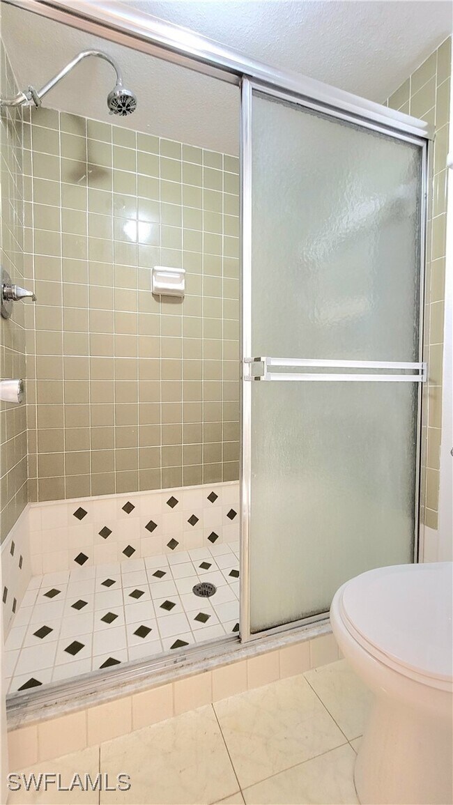 Building Photo - 300 Valley Stream Dr