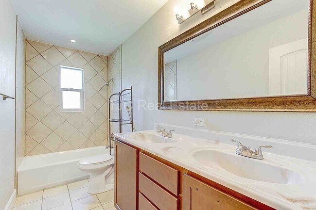 Building Photo - 795 Salem St