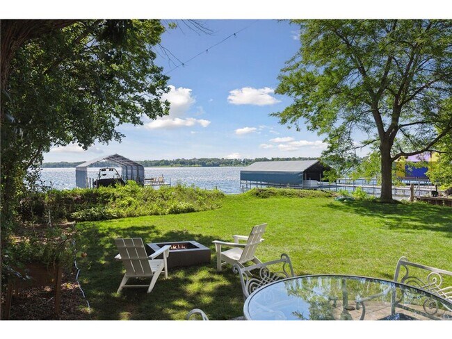 Building Photo - 3115 N Shore Dr