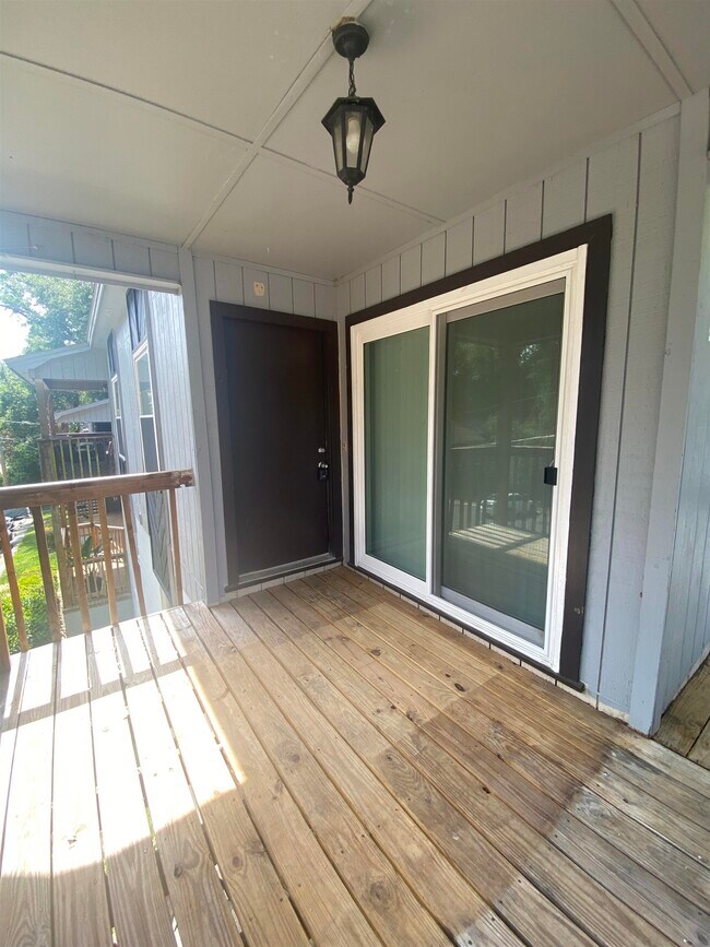 Building Photo - 1530 Live Oak Dr