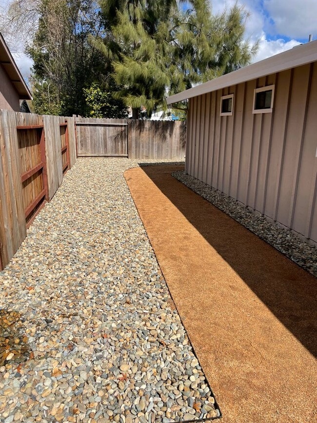 Building Photo - REMODELED DUPLEX CLOSE TO DOWNTOWN IN S. N...