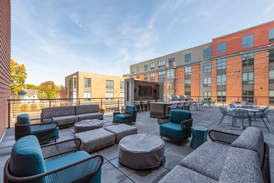 Building Photo - 245 Walnut St