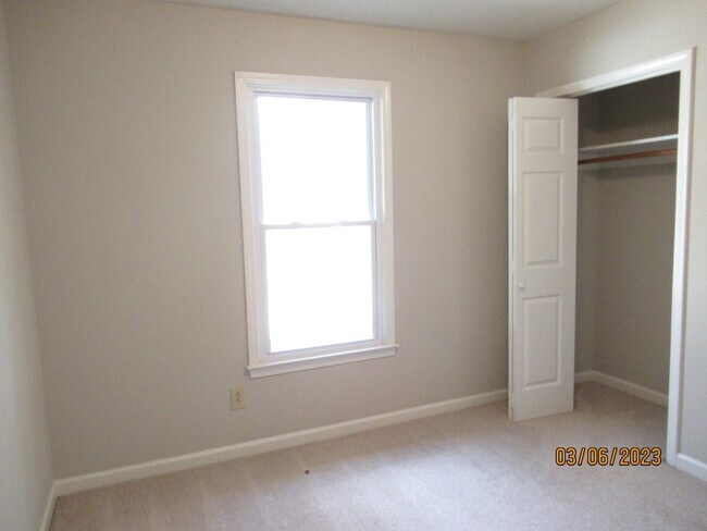 Building Photo - 20 Amos Ct