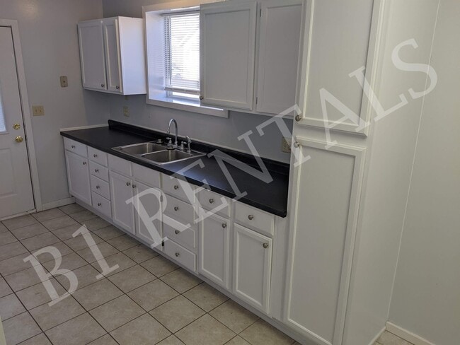 Building Photo - 712 Summit St