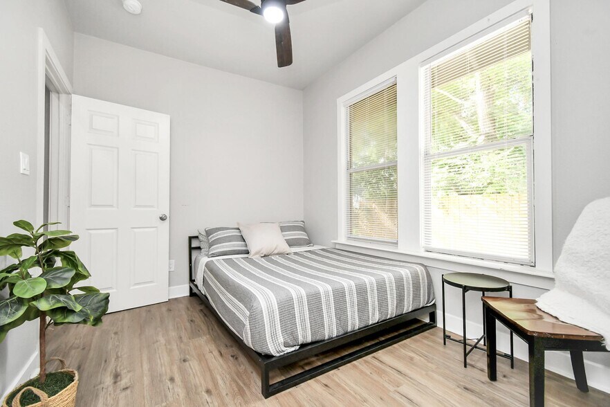 Building Photo - 1326 Hussion St