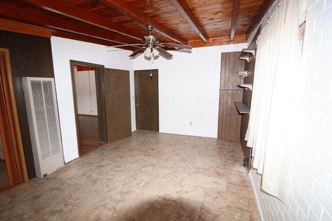 Building Photo - 3 Bedroom 2 Bathroom