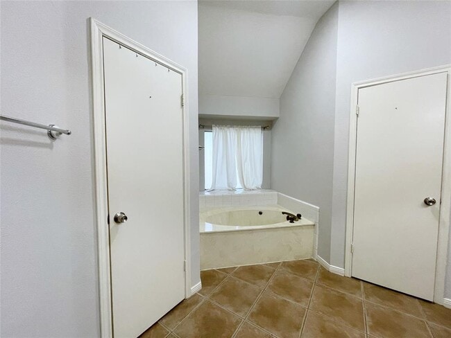 Building Photo - 2614 Double Lake Dr